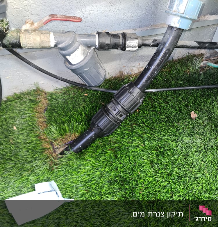 צינור שחור עם מחברים וברז מתכת